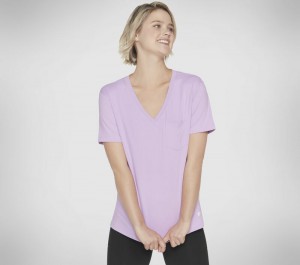 Camiseta Skechers GO DRI SERENE V-Neck Tee Mujer Lavanda Rosas Claro | 015234MYP